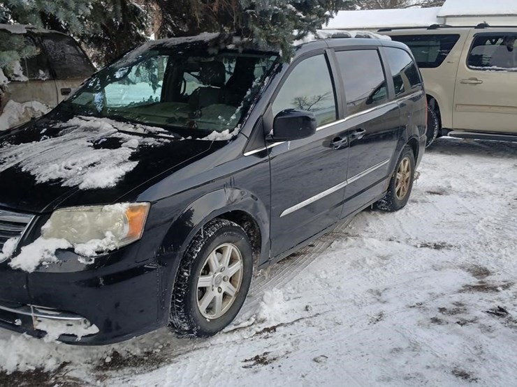 2013-chrysler-town-&-country-image-1