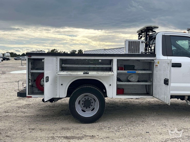 2017-ford-f-550-service-truck-image-24