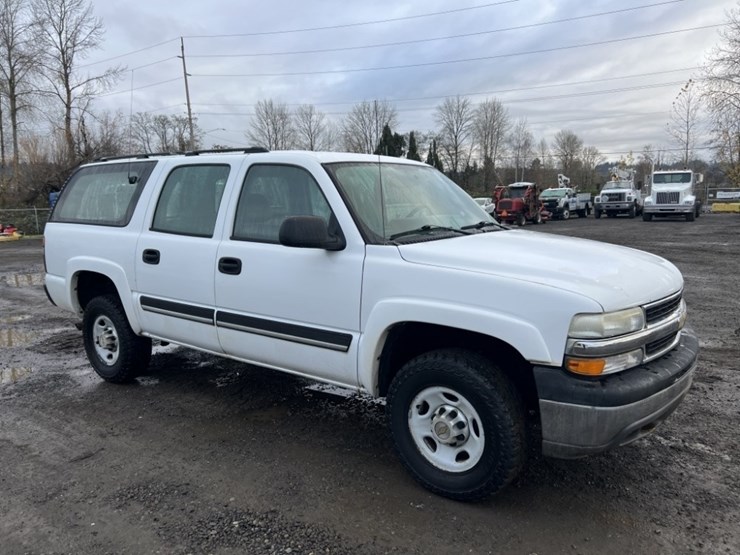2005-chevrolet-suburban-image-2