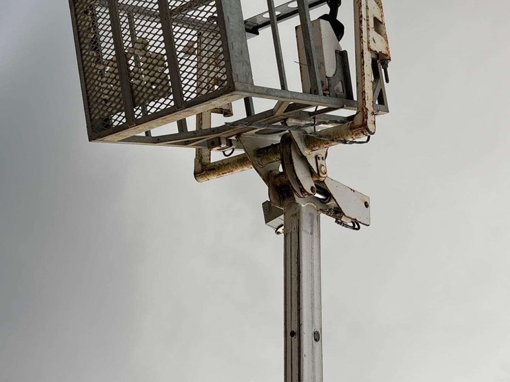 2016-ford-f-550-altec-at233p-35ft-bucket-truck-image-13