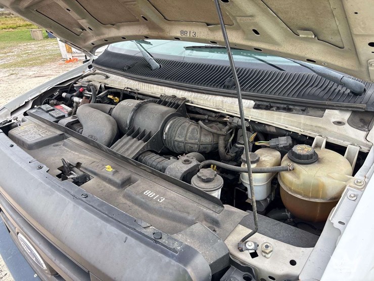 2012-ford-e-350-enclosed-service-van-image-24