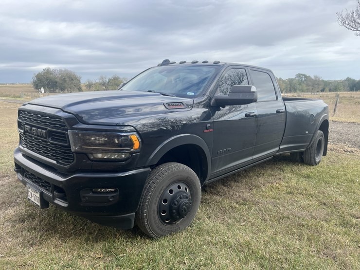 2022-dodge-3500-image-1
