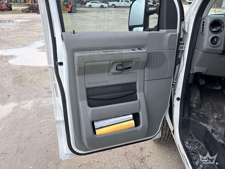 2012-ford-e-350-enclosed-service-van-image-26