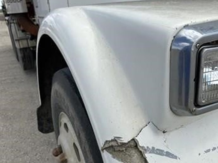 1985-freightliner-fld120-image-34