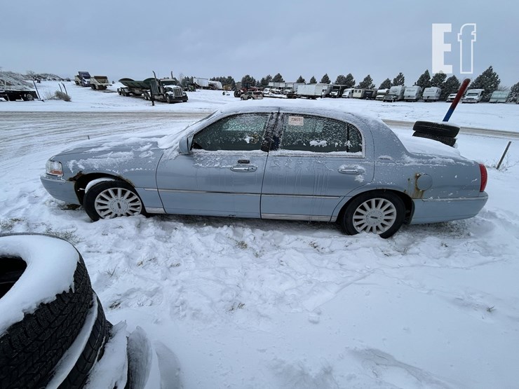 2005-lincoln-towncar-image-12