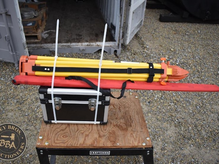 future-laser-with-tripod-and-carrying-case-image-2