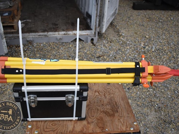 future-laser-with-tripod-and-carrying-case-image-2