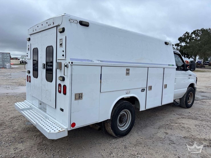 2012-ford-e-350-enclosed-service-van-image-3