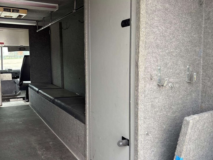 2001-workhorse-custom-chassis-p42-delivery-truck-image-31