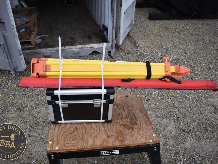 future-laser-with-tripod-and-carrying-case-image-2