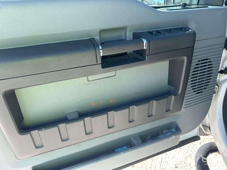 2015-ford-f-250-crew-cab-pickup-truck-image-11