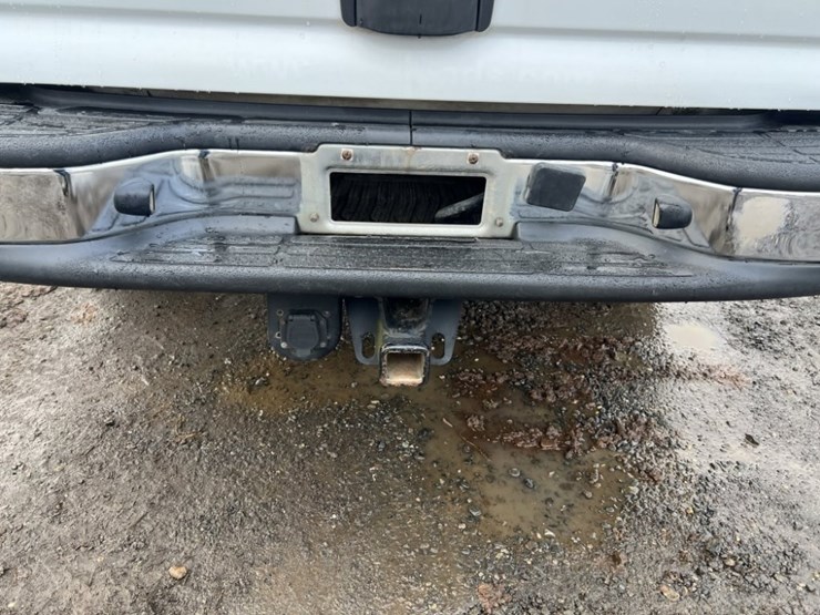 2005-chevrolet-suburban-image-12