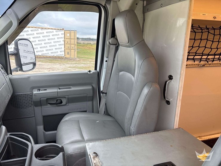 2012-ford-e-350-enclosed-service-van-image-35