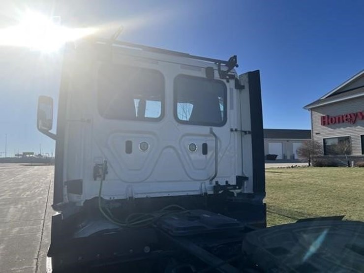 2019-freightliner-cascadia-126-image-41