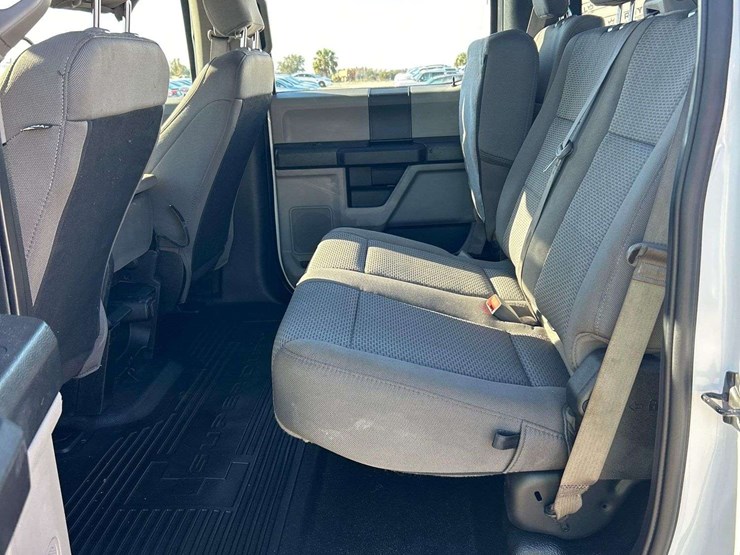 2019-ford-f-350-4x4-crew-cab-pickup-truck-image-17