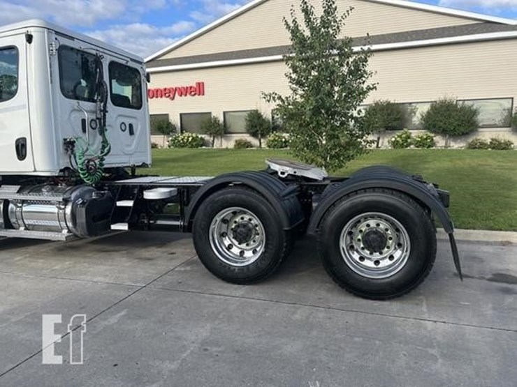 2020-freightliner-cascadia-113-image-9