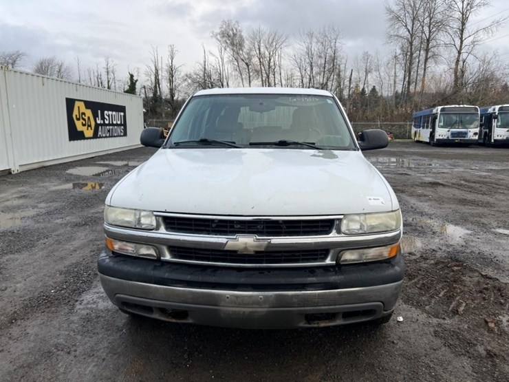 2005-chevrolet-suburban-image-8