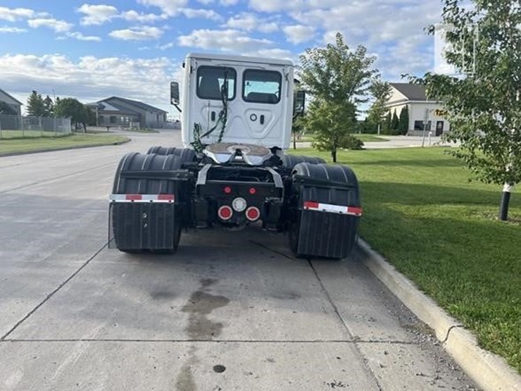 2020-freightliner-cascadia-113-image-6