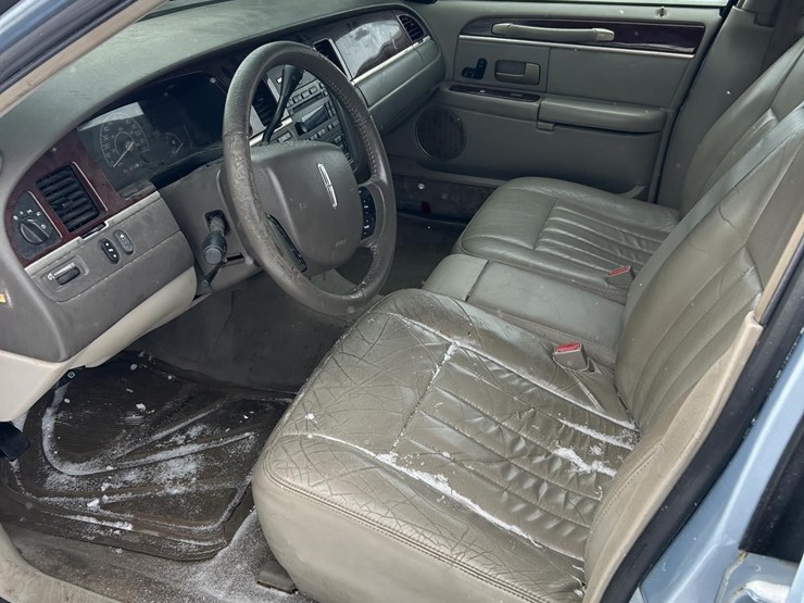 2005-lincoln-towncar-image-11