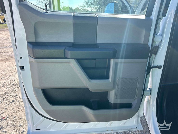 2019-ford-f-350-4x4-crew-cab-pickup-truck-image-16