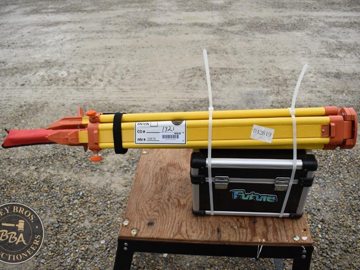 future-laser-with-tripod-and-carrying-case-image-1