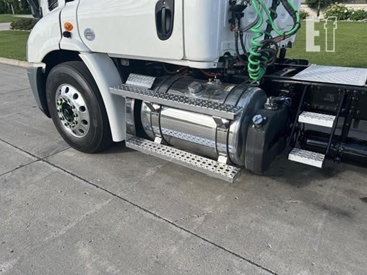 2020-freightliner-cascadia-113-image-11