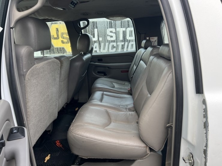 2005-chevrolet-suburban-image-17