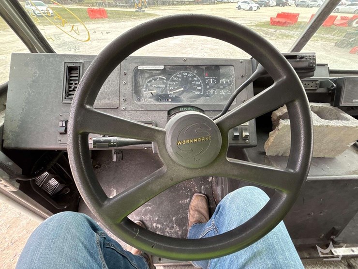 2001-workhorse-custom-chassis-p42-delivery-truck-image-13