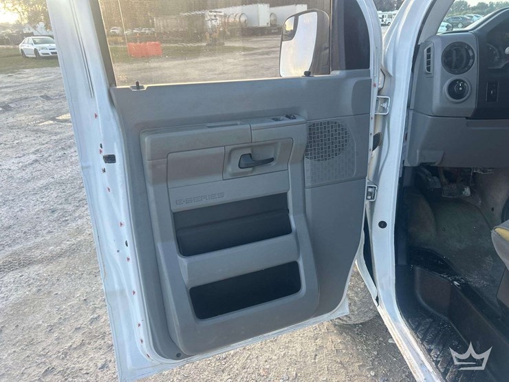2013-ford-e-150-passenger-van-image-15