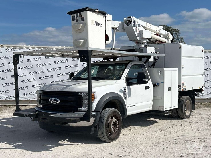 2018-ford-f-550-4x4-altec-at37g-forestry-chipper-bucket-truck-image-1