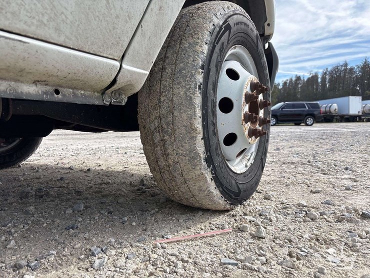2002-ford-e-450-enclosed-service-van-image-29