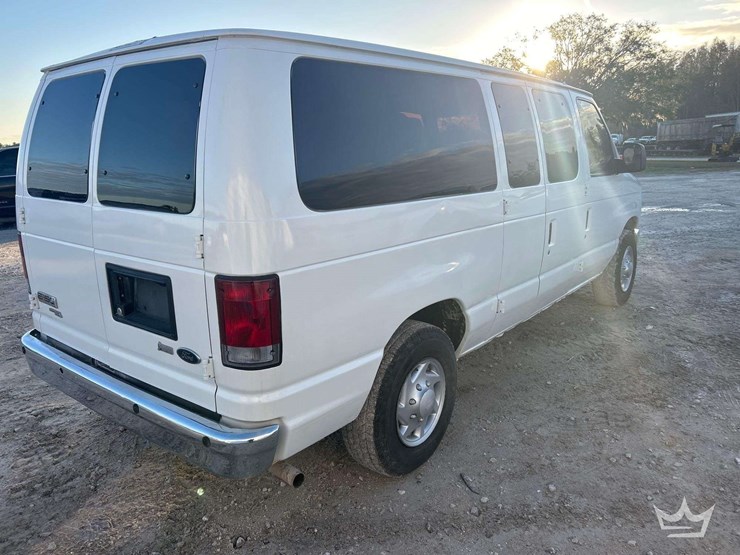 2013-ford-e-150-passenger-van-image-3