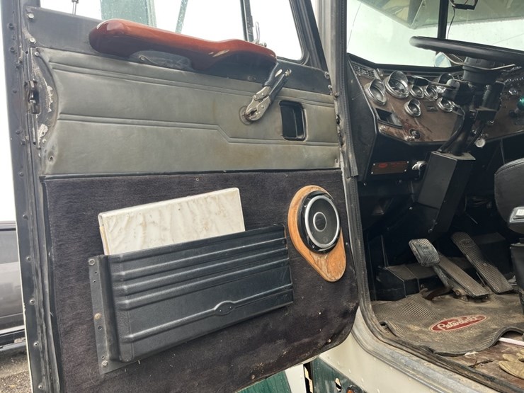 1988-peterbilt-379-image-9