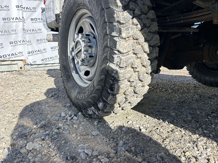 2019-ford-f-350-4x4-crew-cab-pickup-truck-image-22