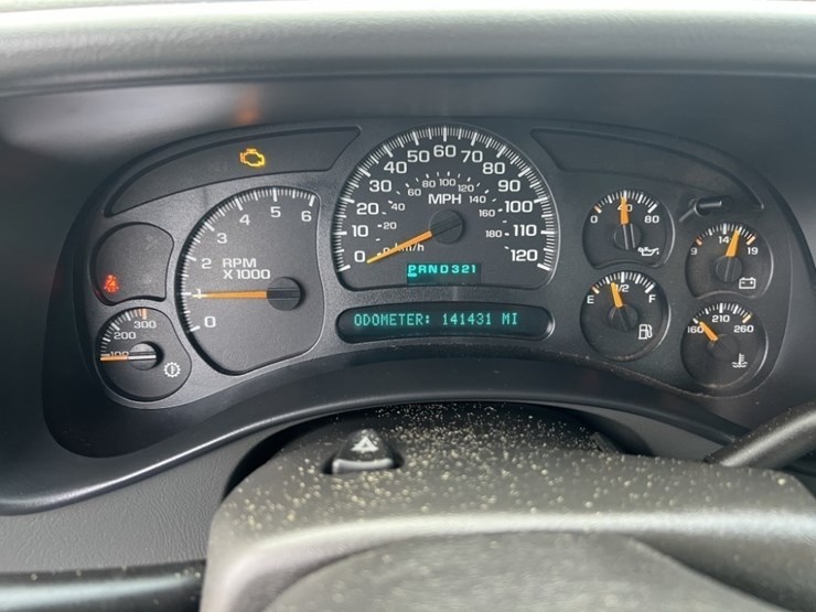 2005-chevrolet-suburban-image-27