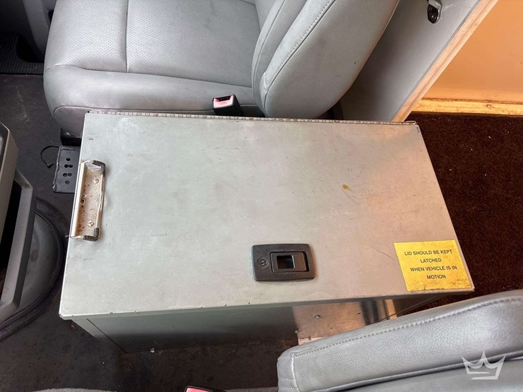 2012-ford-e-350-enclosed-service-van-image-36