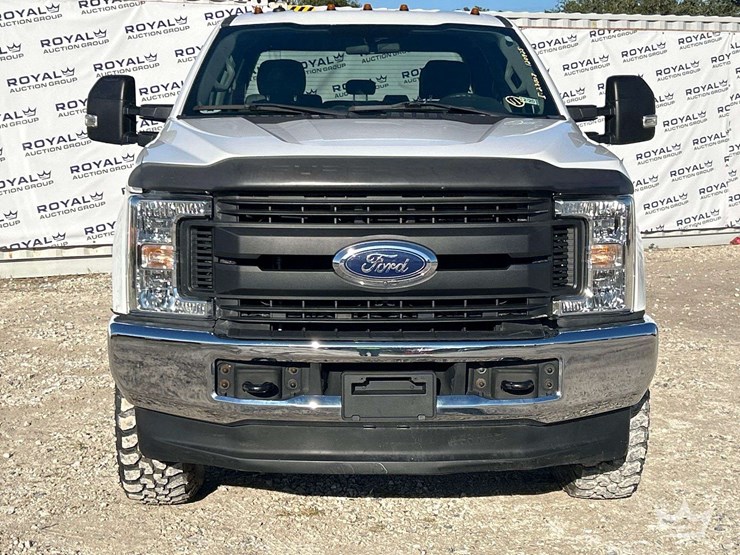 2019-ford-f-350-4x4-crew-cab-pickup-truck-image-24