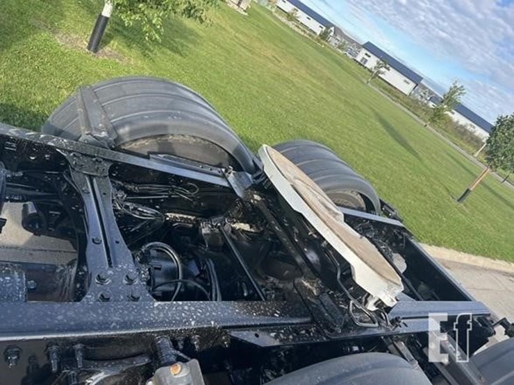 2020-freightliner-cascadia-113-image-14