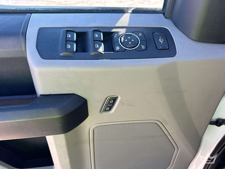 2019-ford-f-350-4x4-crew-cab-pickup-truck-image-10