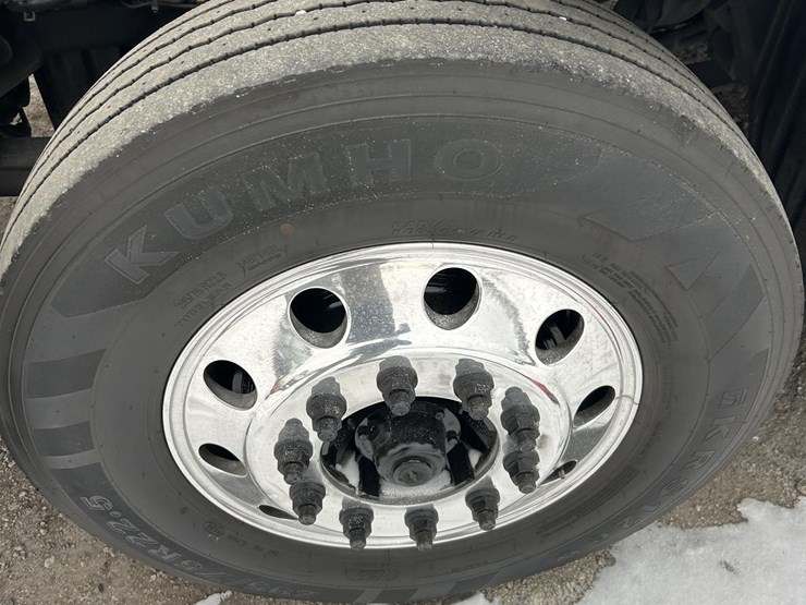 2019-freightliner-cascadia-126-image-8