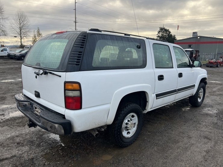 2005-chevrolet-suburban-image-4