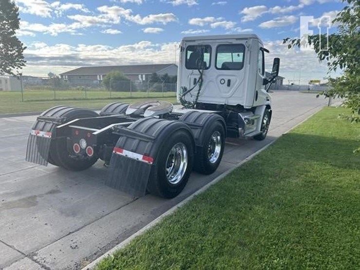 2020-freightliner-cascadia-113-image-4