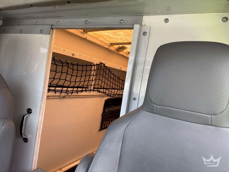 2012-ford-e-350-enclosed-service-van-image-37