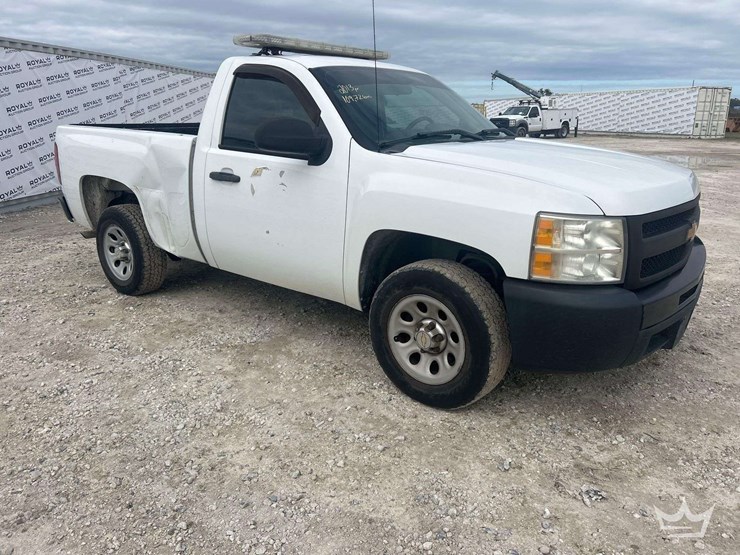 2013-chevrolet-silverado-1500-pickup-truck-image-2