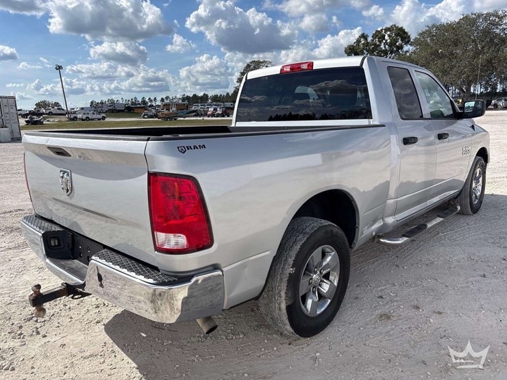 2015-ram-1500-crew-cab-pickup-truck-image-3