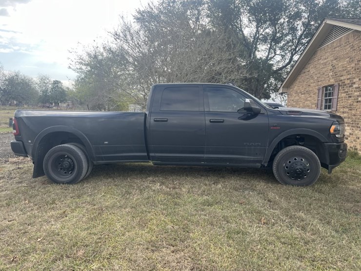 2022-dodge-3500-image-3