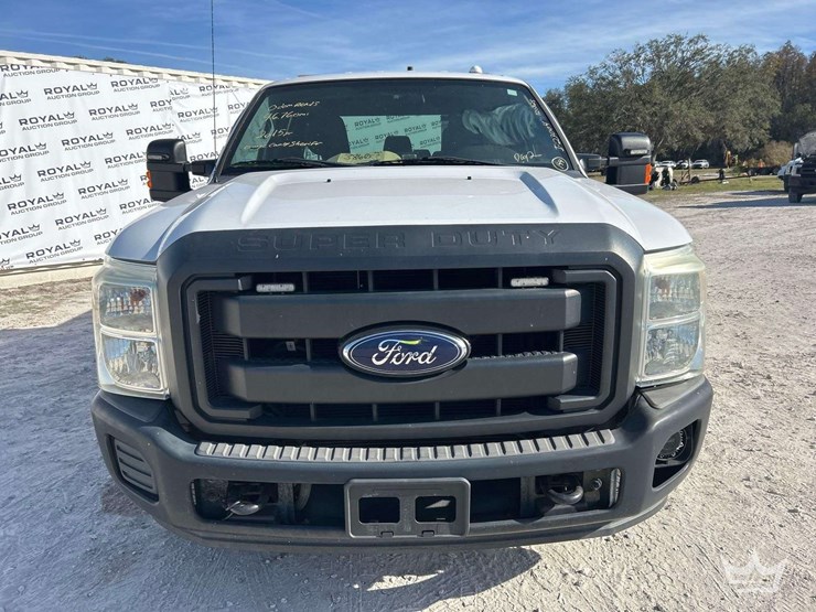 2015-ford-f-250-crew-cab-pickup-truck-image-24