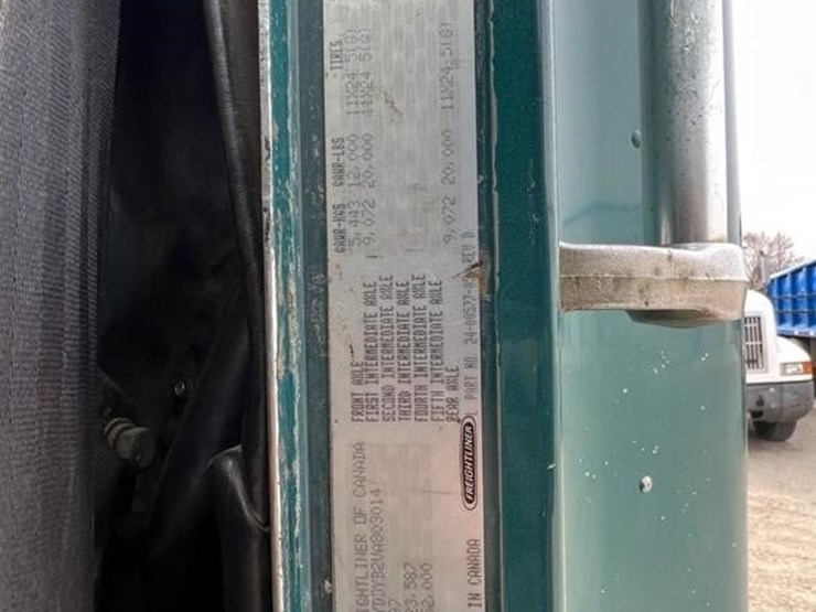 1997-freightliner-fld120-image-15