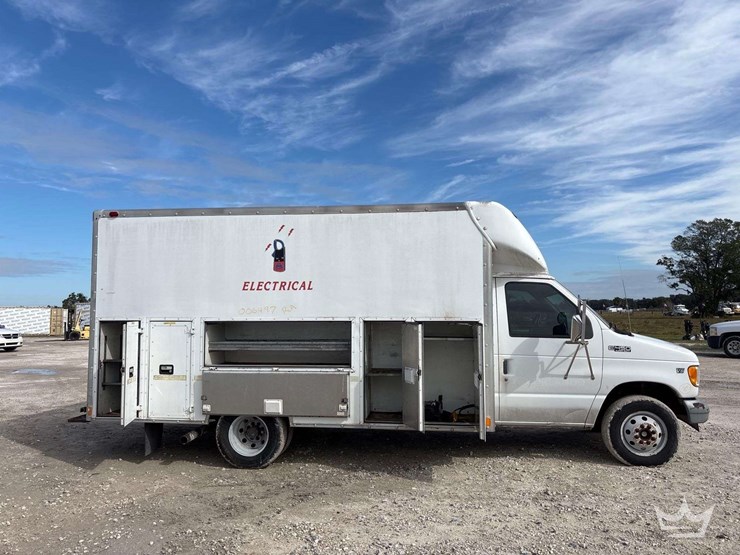 2002-ford-e-450-enclosed-service-van-image-25