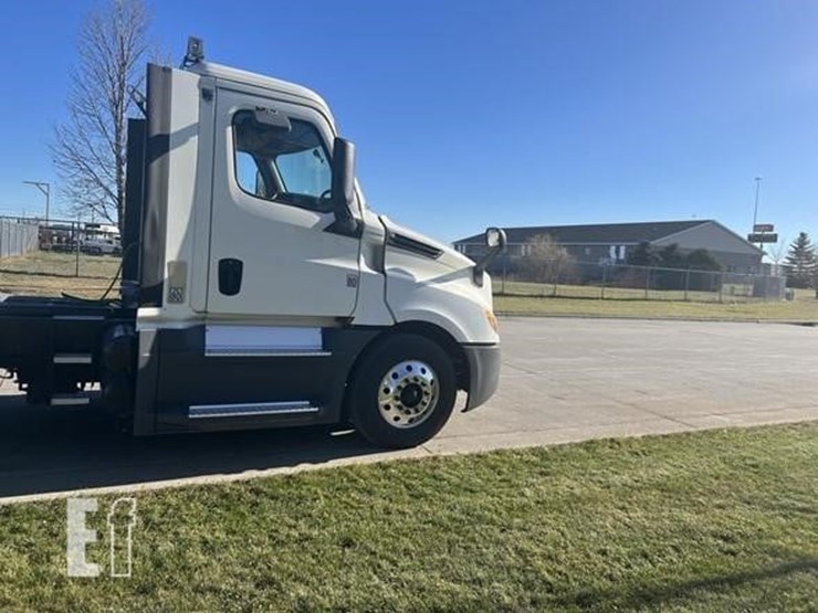 2019-freightliner-cascadia-126-image-43